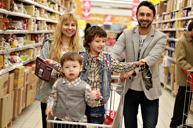 rodina na nákupe.jpg