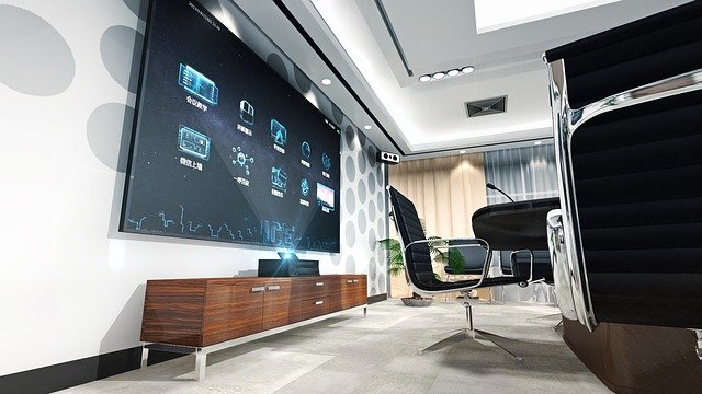 Moderne zaradená miestnosť s veľkou televíziou na stene